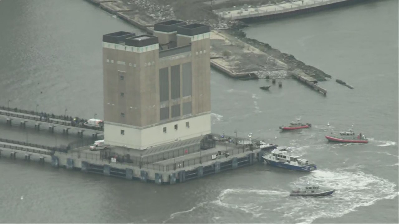 Helicopter crashed into Hudson River in NYC [RAW]