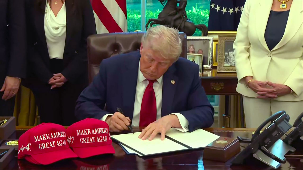 Pres. Trump signs new order on DEI at schools