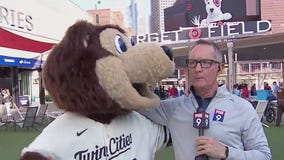 Twins Tuesday: Ian Leonard shows off bags skills