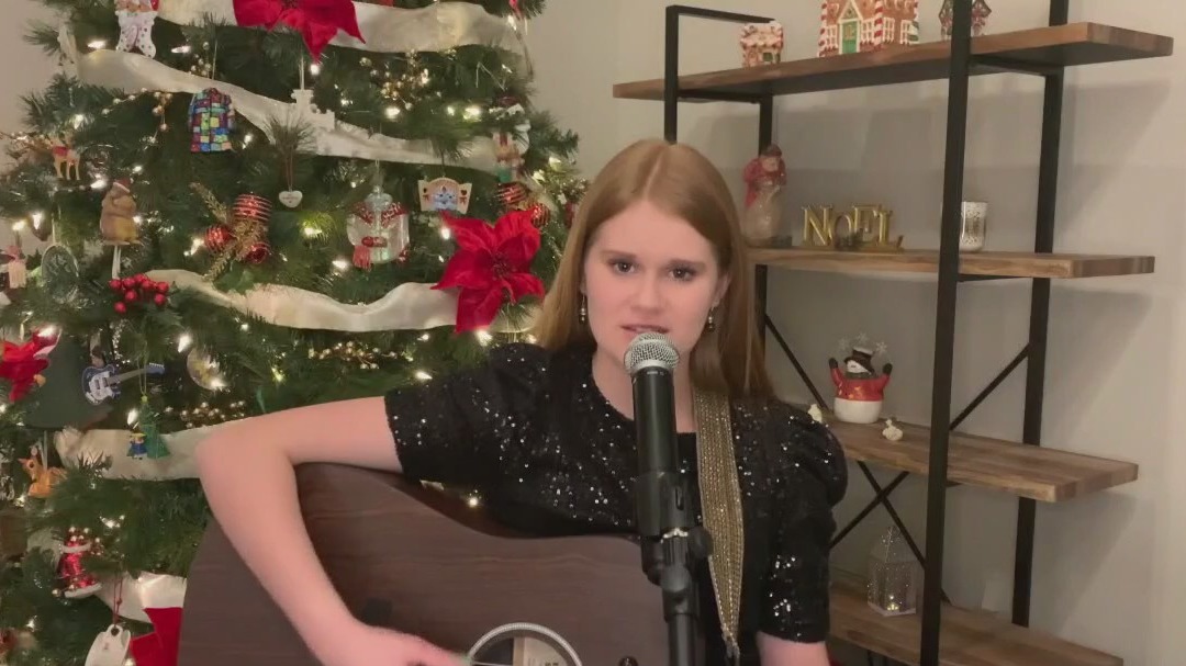 Elle Townley performs 'What Child is This'