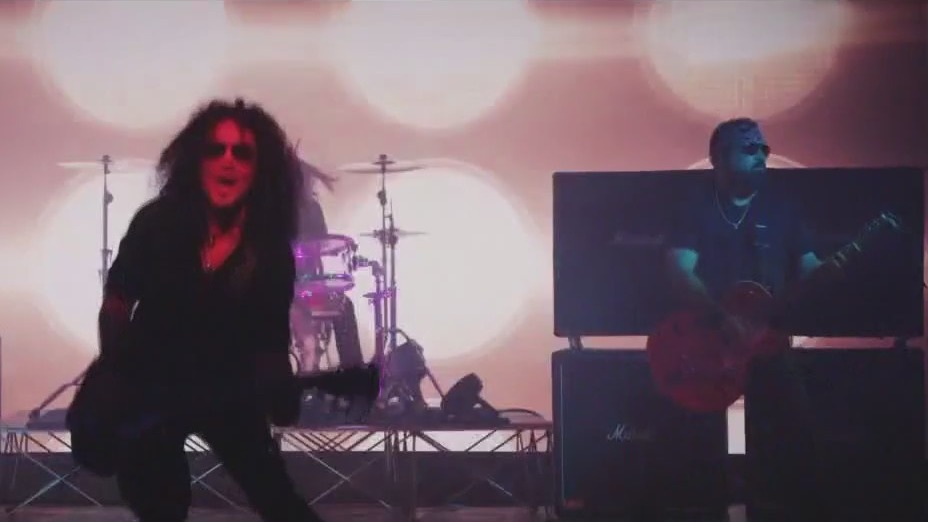 Chris Perez performs 'Pushing Ahead'