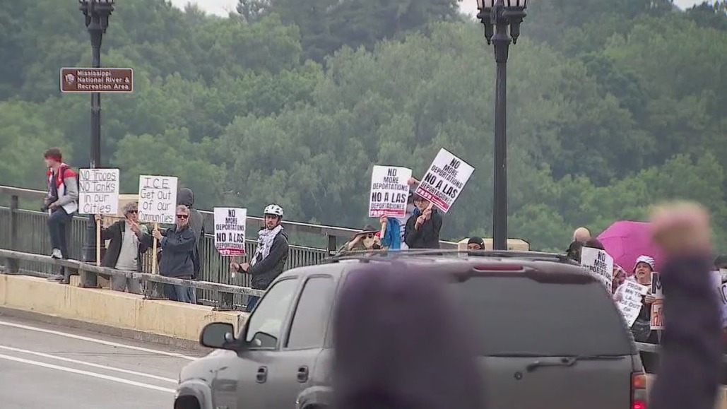 Mpls protesters demand end to immigration raids