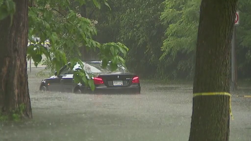 Minneapolis flooding stalls vehicles in Uptown
