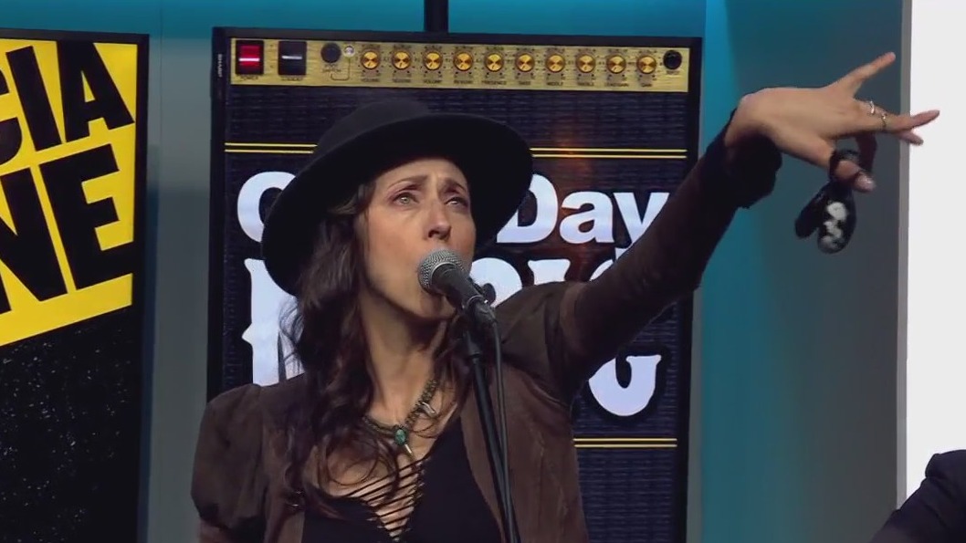 Patricia Vonne performs "El Marinero y La Sirena"