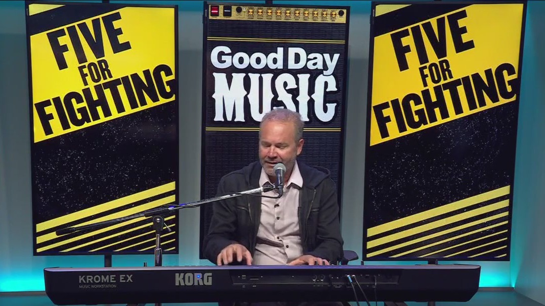 Five for Fighting performs 'Superman (It's Not Easy)'