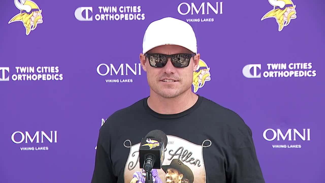 Kevin O'Connell wears Jared Allen shirt to Vikings camp practice