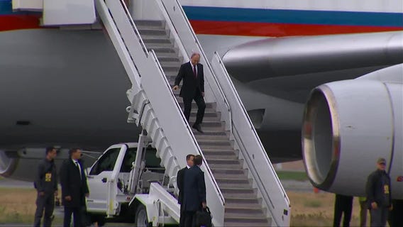 Putin arrives in Alaska, gets off plane after Trump [RAW]