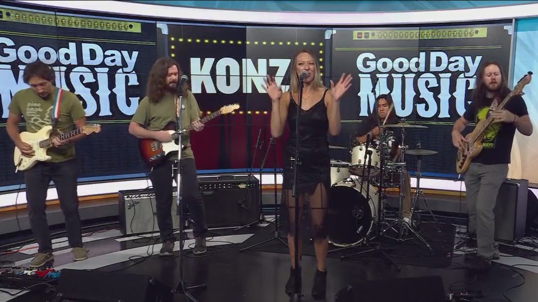 KONZI performs 'Red Velvet Room'