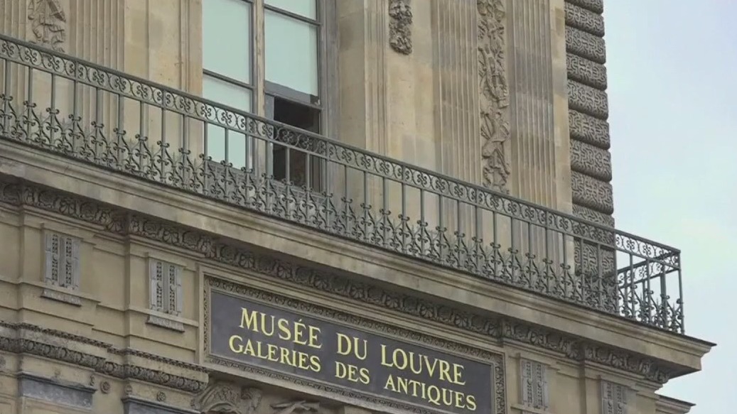 Louvre jewelry thieves might be professionals