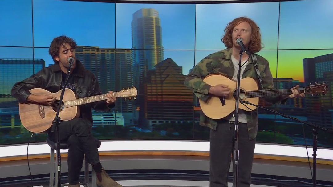 Bones and Jones performs 'Make You Smile'