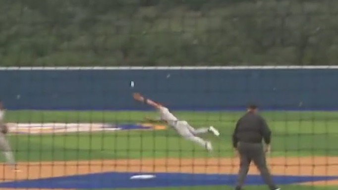 Amazing catch at Texas HS baseball game
