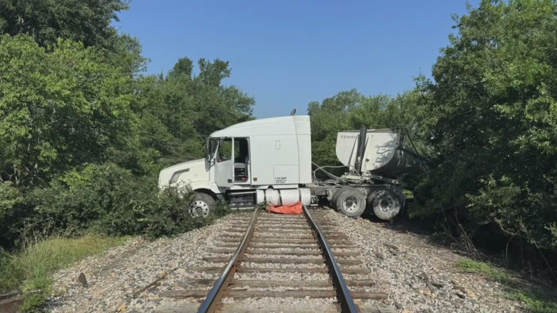 Big rig hits train tracks in Manor