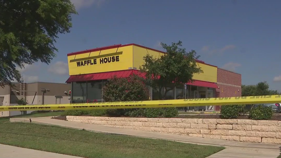 1 dead after shooting outside Waffle House
