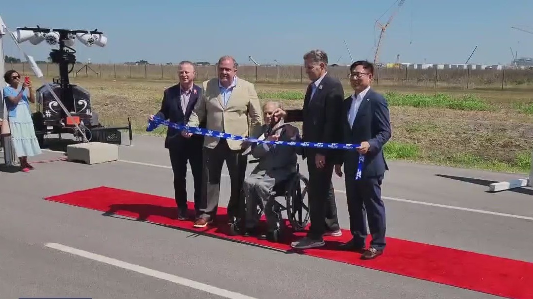 Gov. Abbott at Samsung Highway ribbon-cutting