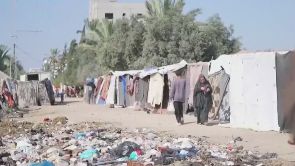 Palestinians struggle to get aid