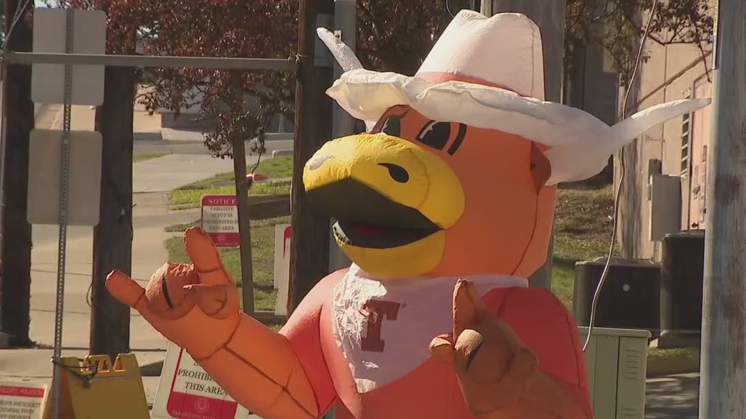 Longhorns fans tailgate for final home game