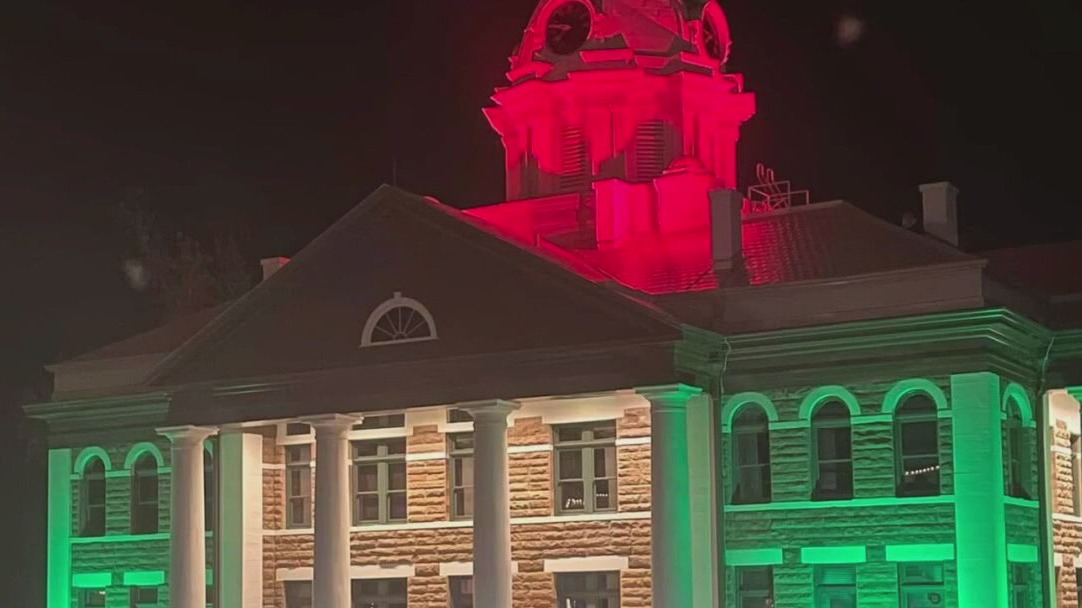 Mason County Courthouse illuminated for holidays