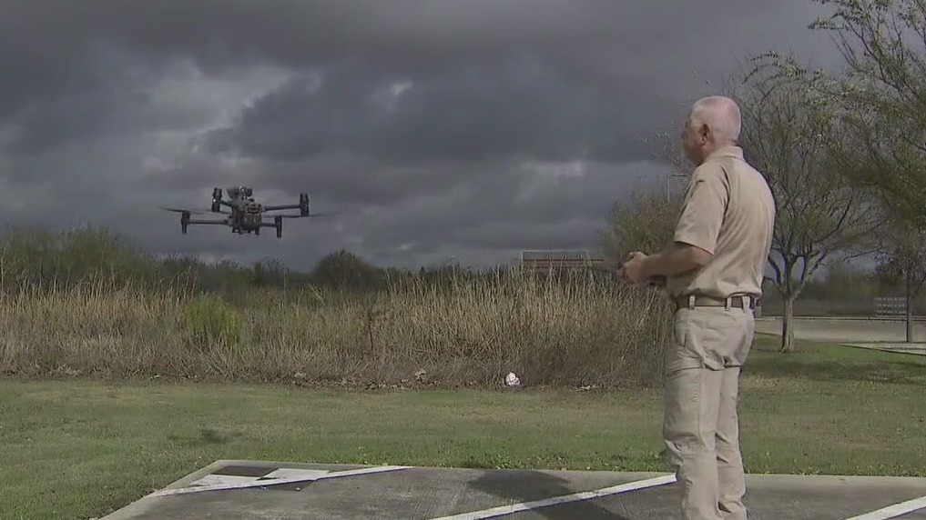 Drone expert: Government likely behind sightings