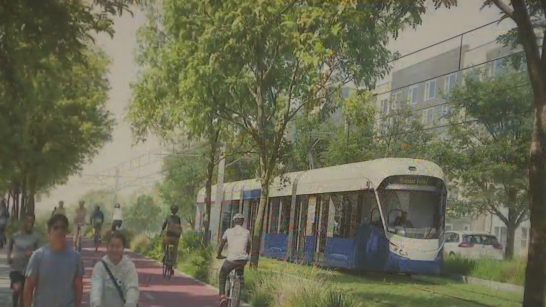 Austinites get closer look at light rail