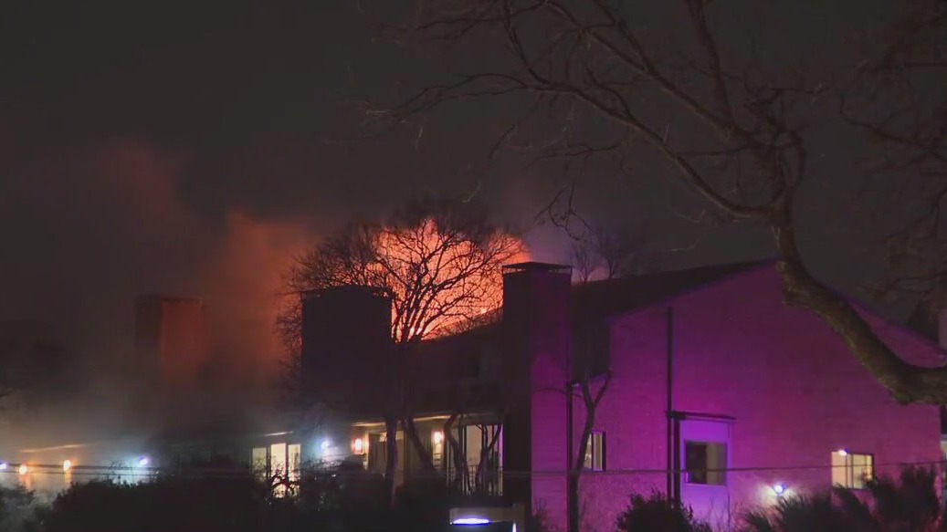Apartment fire in South Austin