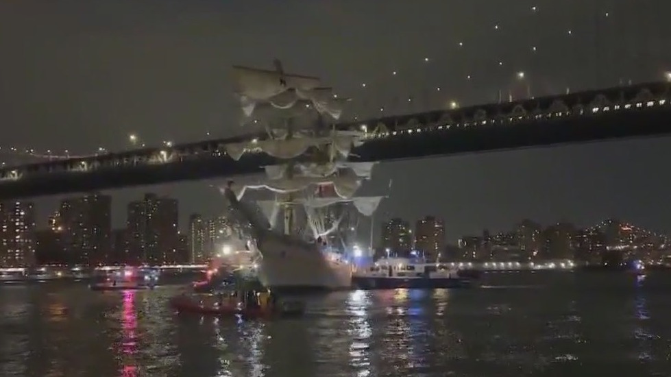 Mexican Navy ship collides with Brooklyn Bridge