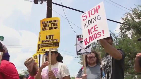 Texas airline draws protests for helping ICE