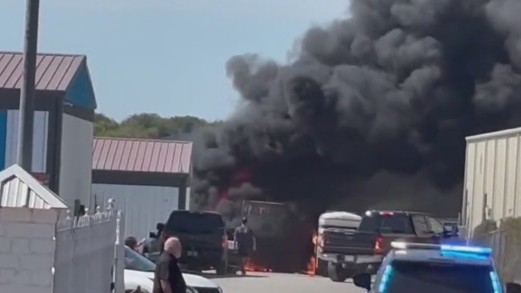 Texas plane crash kills 2 people