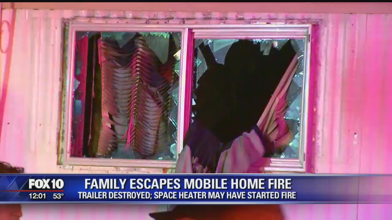 Family escapes mobile home fire