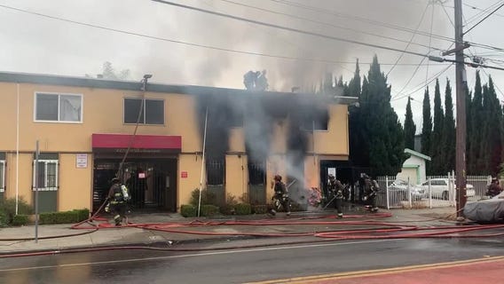 Crews battle blaze at Oakland apartment building