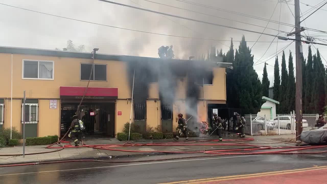 Crews battle blaze at Oakland apartment building