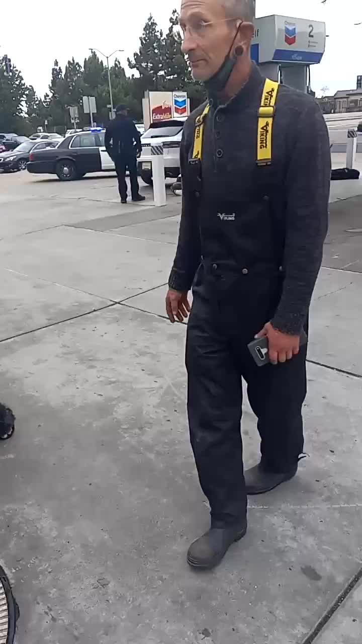 Two people shot in Oakland in apparent attempted robbery