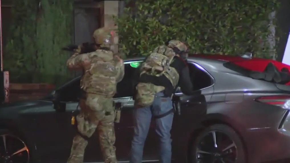 Pleasant Hill standoff ends after husband allegedly shoots wife