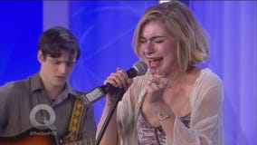 Former American Idol Conestant Siobhan Magnus Performs