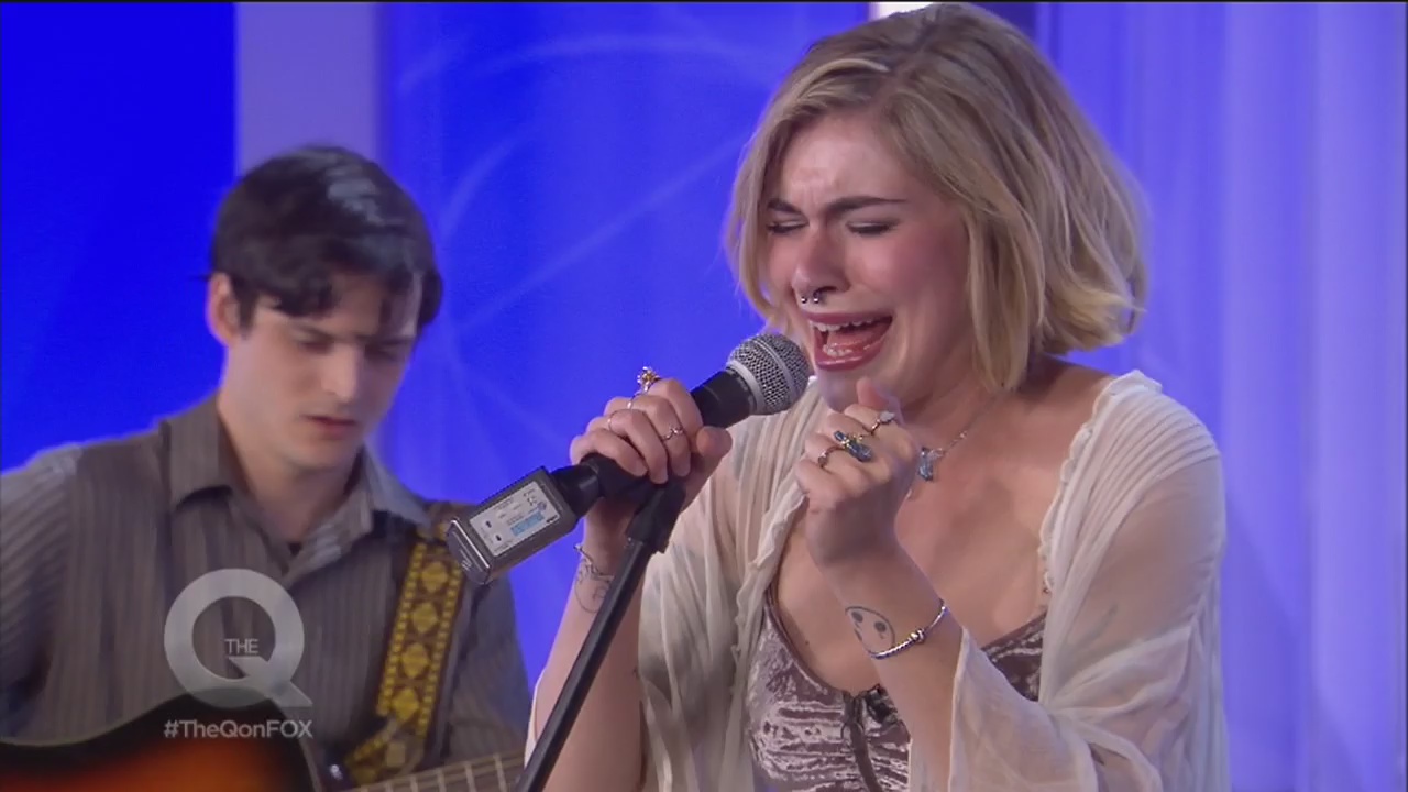 Former American Idol Conestant Siobhan Magnus Performs