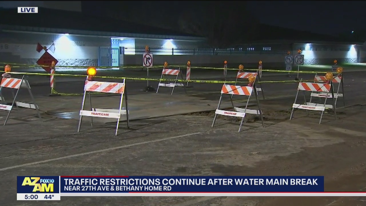 Sinkhole forms after water main break at Phoenix intersection | FOX 10 ...