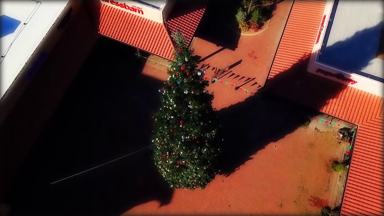 Outlet mall north of Phoenix gets ready for Christmas