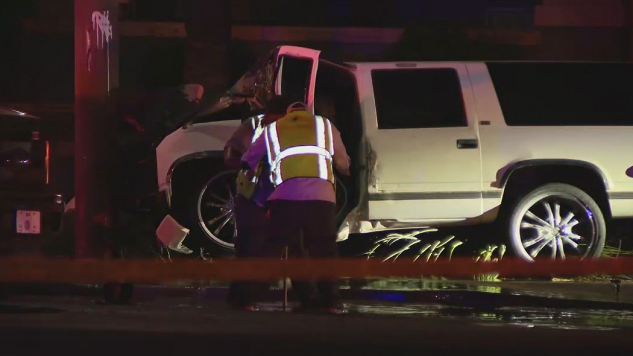 SUV crashes into power pole, knocks out power to 1,500 APS customers in Phoenix