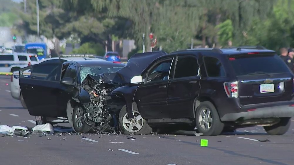 Man killed in north Phoenix head-on crash | FOX 10 Phoenix