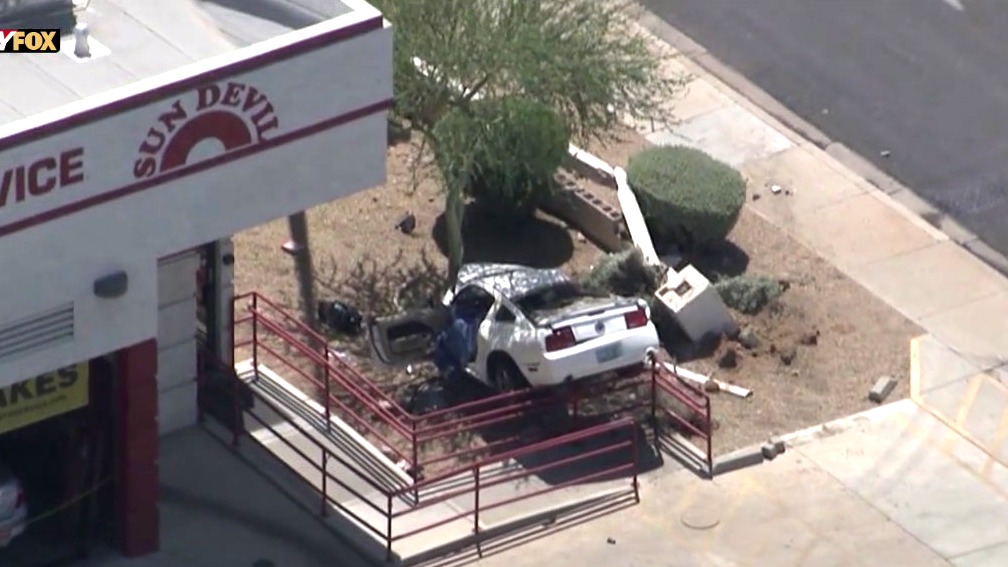 2 people seriously injured in Phoenix crash | FOX 10 Phoenix