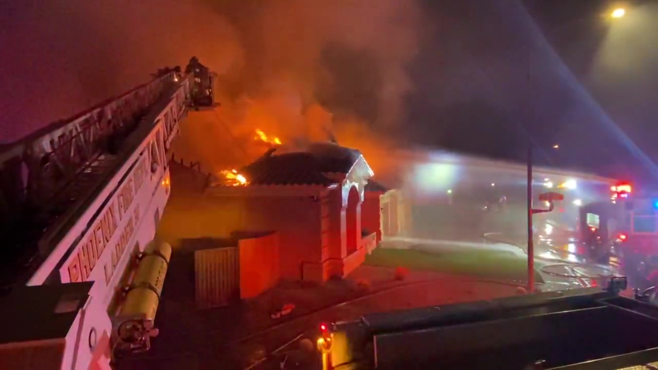 Crews battle Phoenix house fire | FOX 10 Phoenix