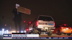 Man hits the streets to hand out resumes