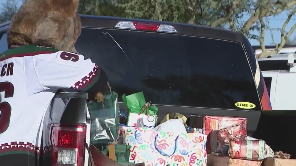 Arizona Coyotes players giving back this holiday season