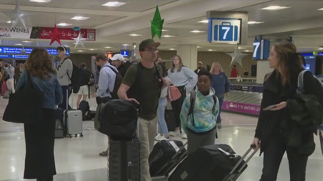 Post-Christmas travelers show up at Sky Harbor