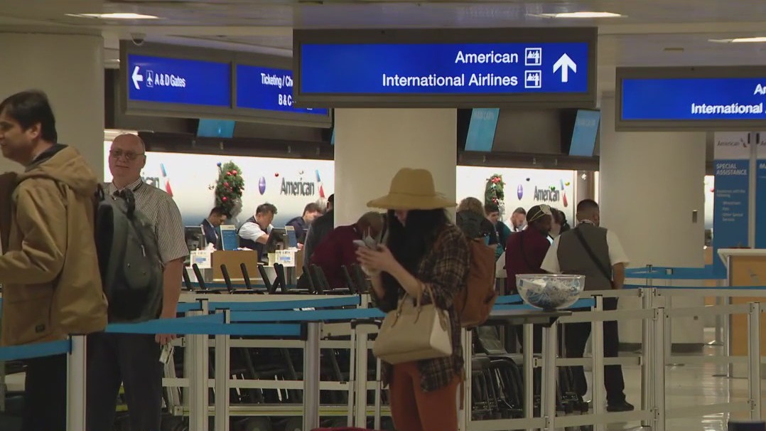 Last-minute holiday travelers head to Sky Harbor
