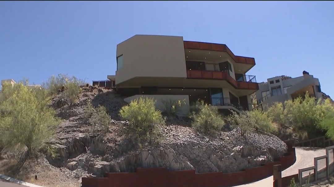 Home built into Piestewa Peak | Cool House