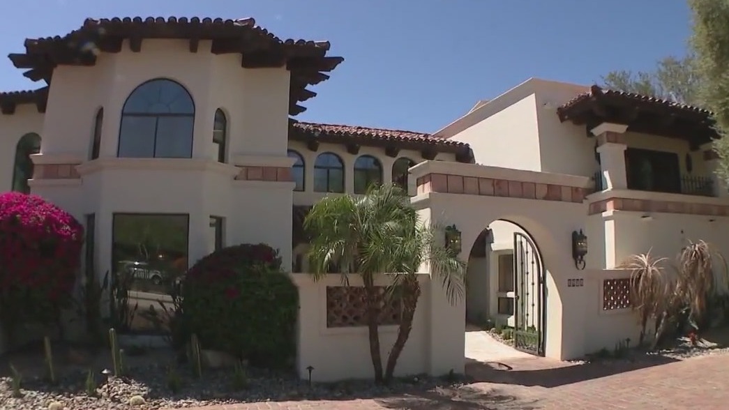 Resort-style pool at Arizona home | Cool House