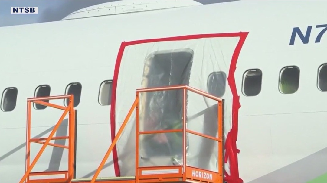 Boeing: Passengers sue as FAA ramps up probe