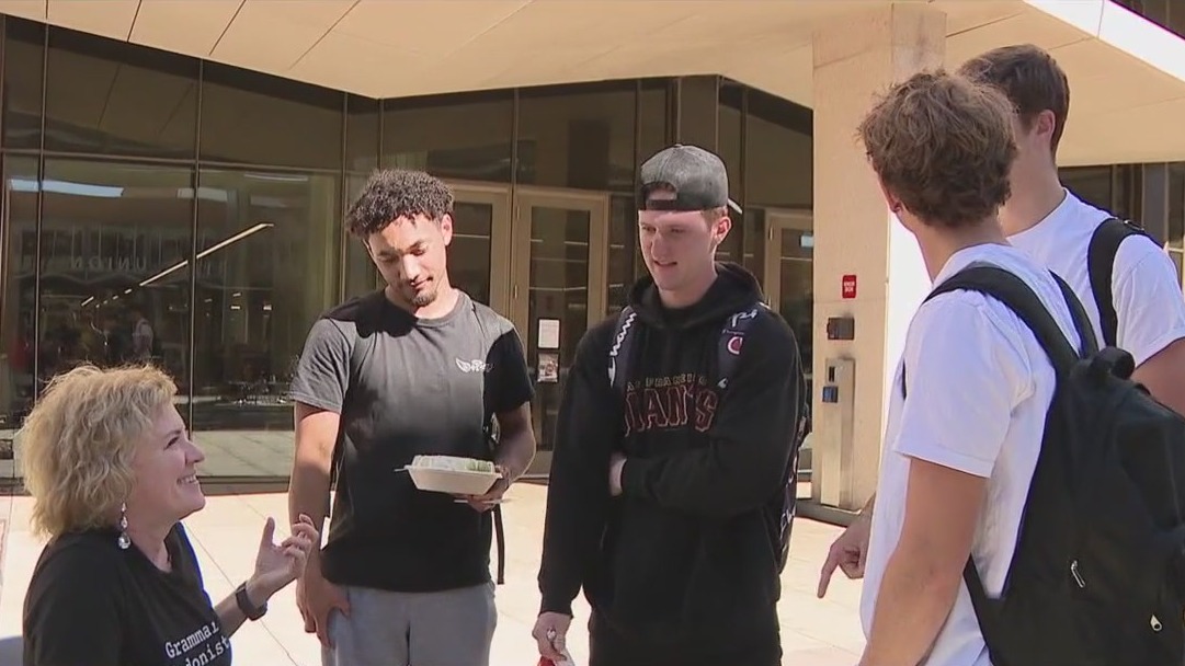 Grammar Table: NY woman talks grammar at ASU