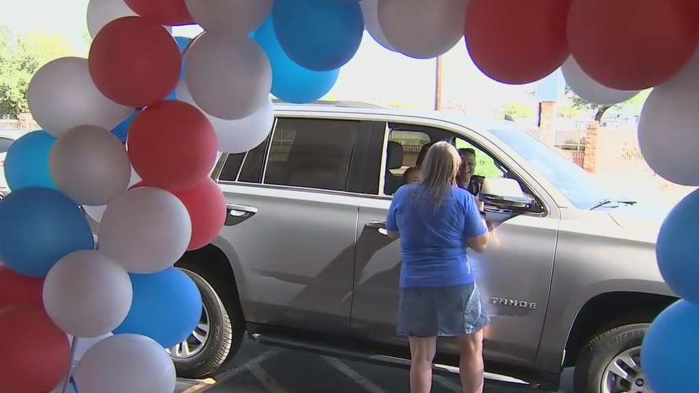 Glendale school holds drive-through parade for students to meet teachers