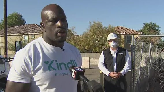 Paying it forward: WWE star Titus O'Neil performs random acts of kindness in Phoenix